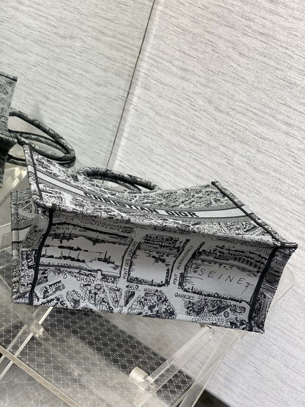 large D*or book tote