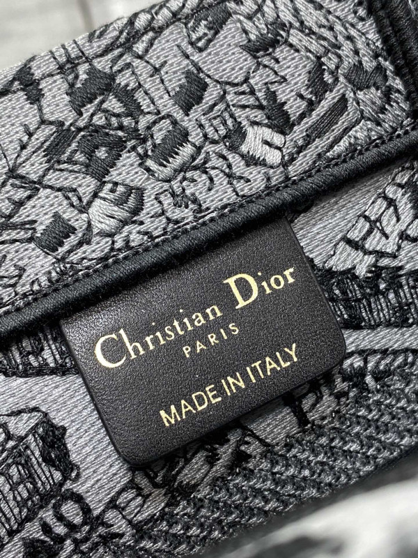 small D*or book tote