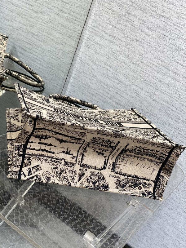 large D*or book tote