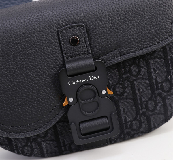 D*or saddle pouch with strap