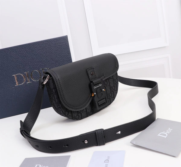 D*or saddle pouch with strap