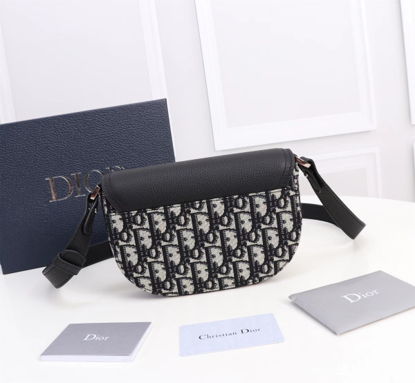 D*or saddle pouch with strap