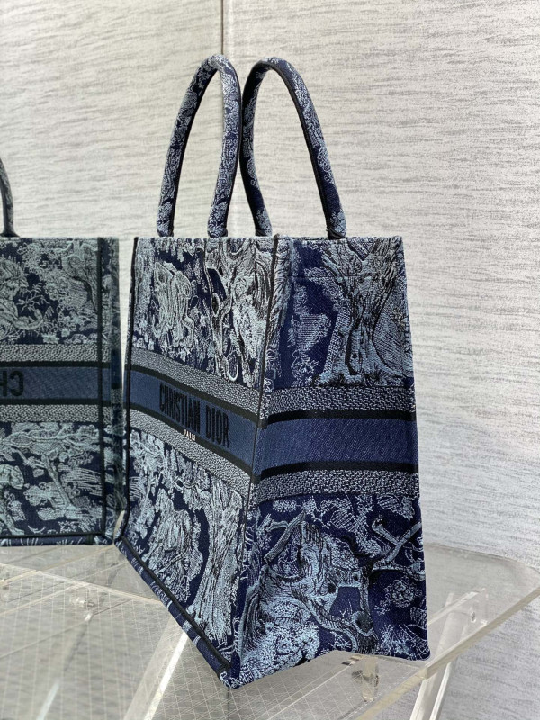 large D*or book tote