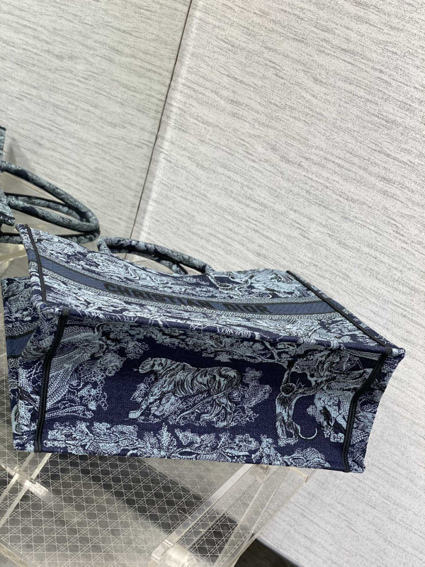 large D*or book tote