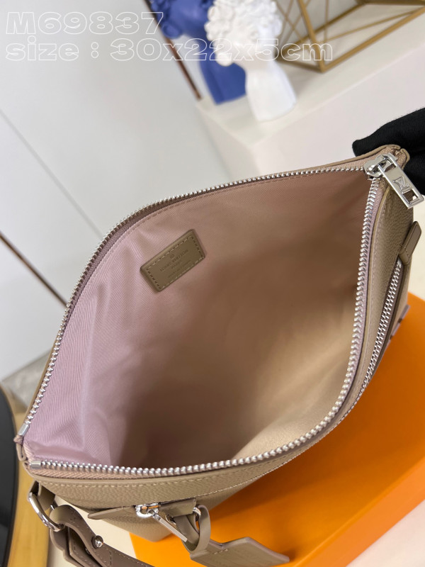 l**is V*t*n ipad pouch