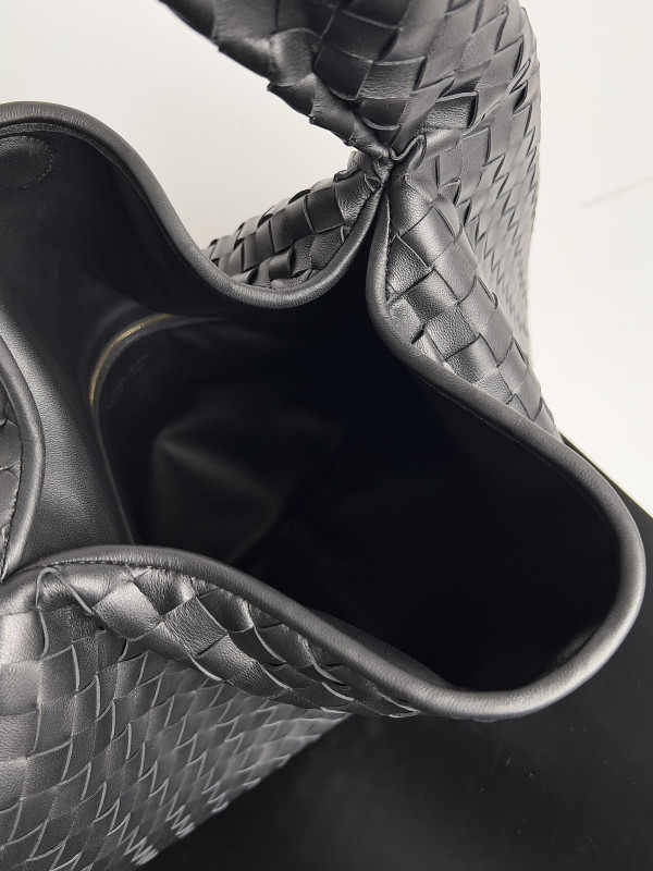 Bo*te*ga ve*ne*ta large hop