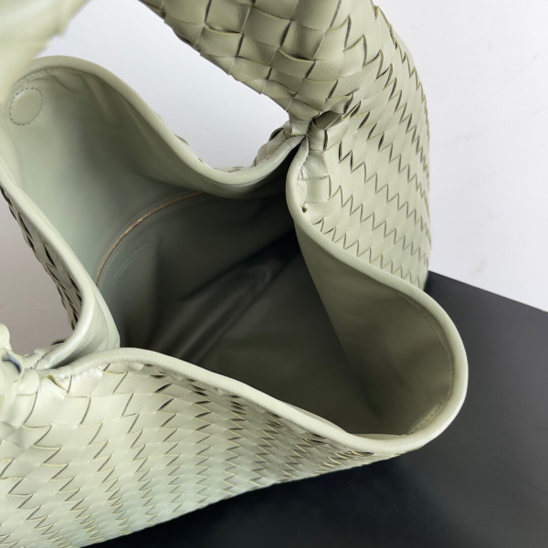 Bo*te*ga ve*ne*ta large hop