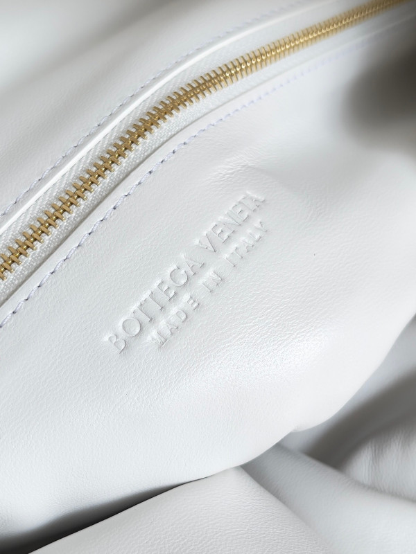 Bo*te*ga ve*ne*ta large hop