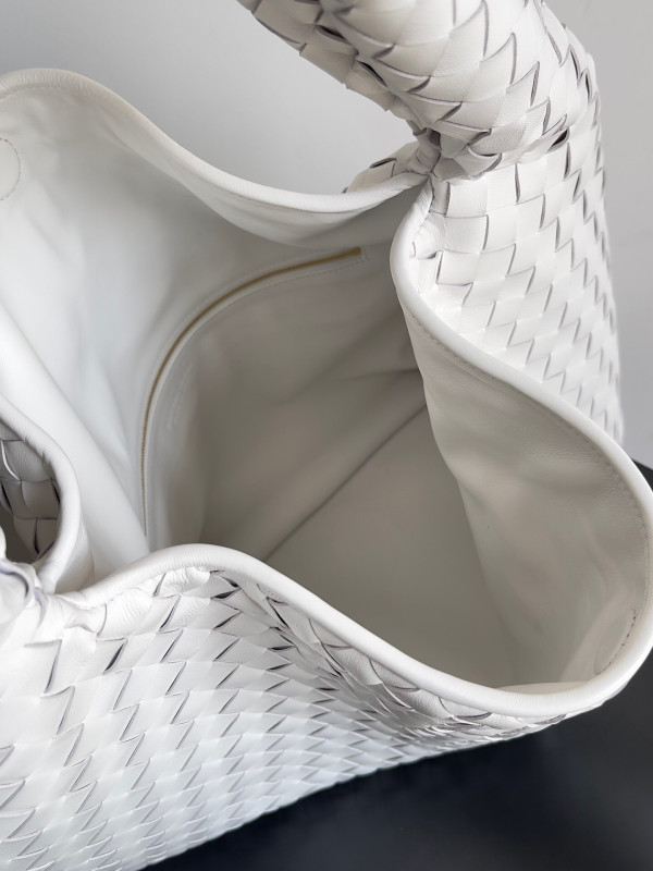 Bo*te*ga ve*ne*ta large hop