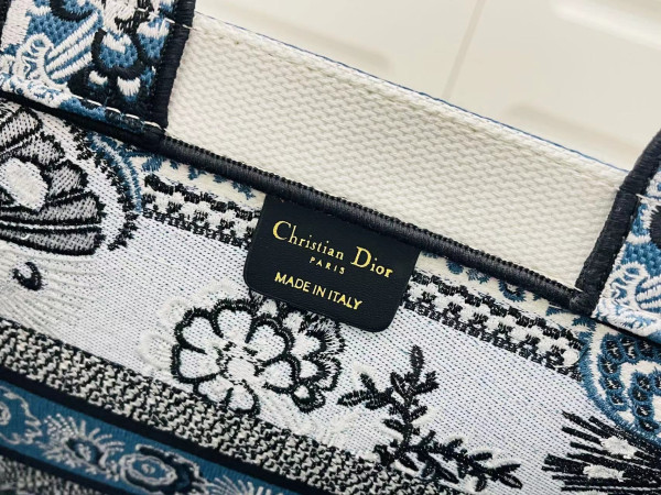 medium D*or book tote