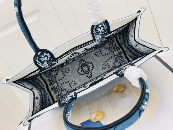 medium D*or book tote