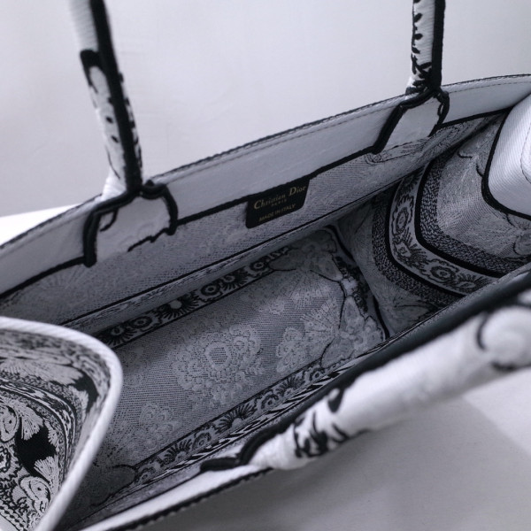 medium D*or book tote