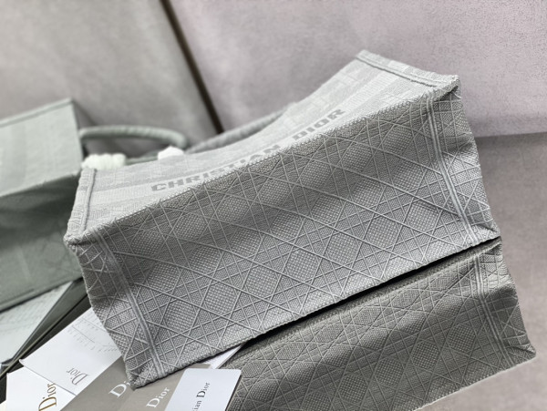 medium D*or book tote