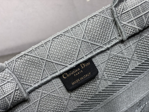 medium D*or book tote