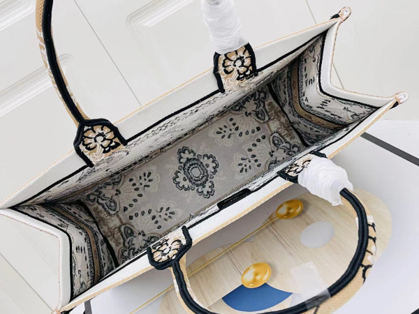 large D*or book tote