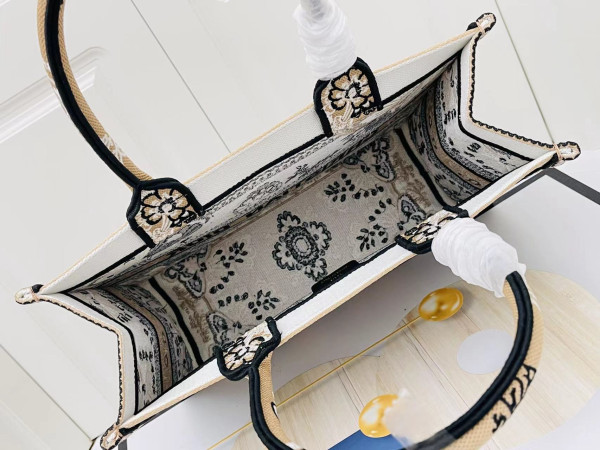 medium D*or book tote