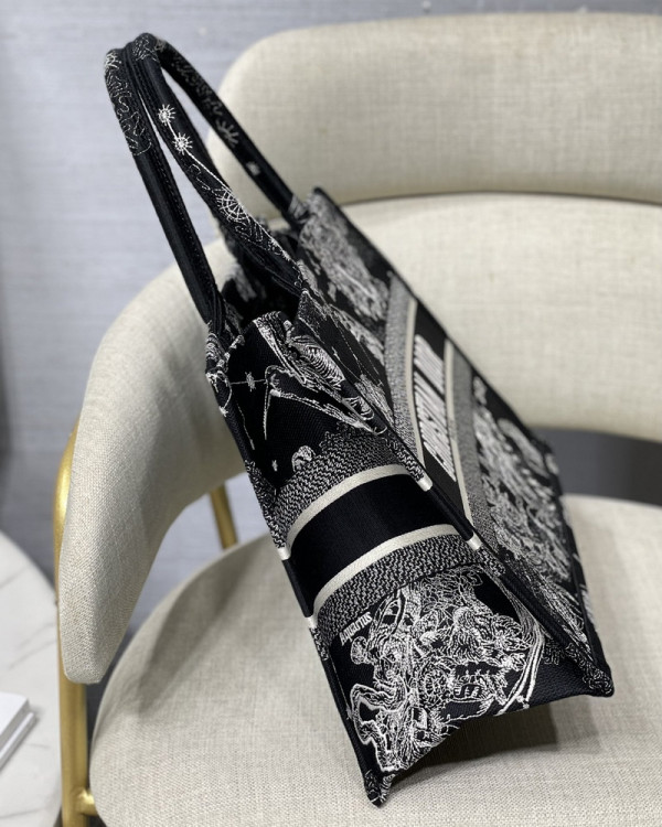 medium D*or book tote