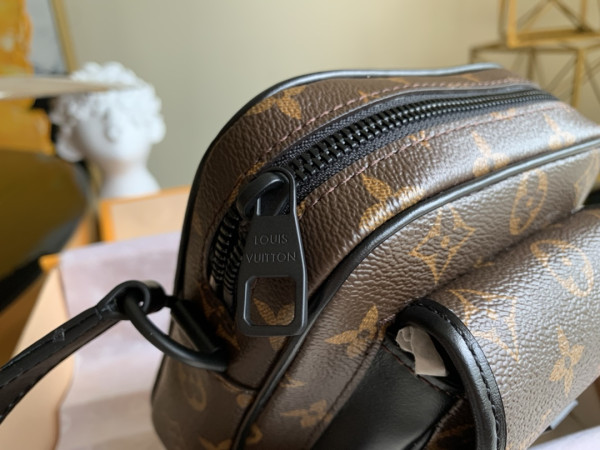 l**is V*t*n christopher wearable wallet