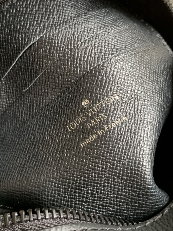 l**is V*t*n christopher wearable wallet