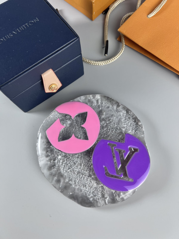 l**is V*t*n earrings