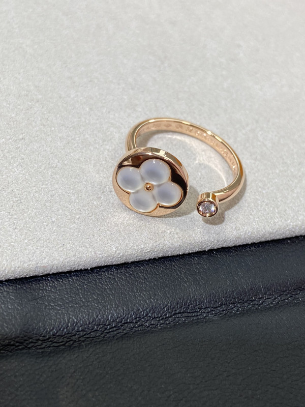 l**is V*t*n earrings