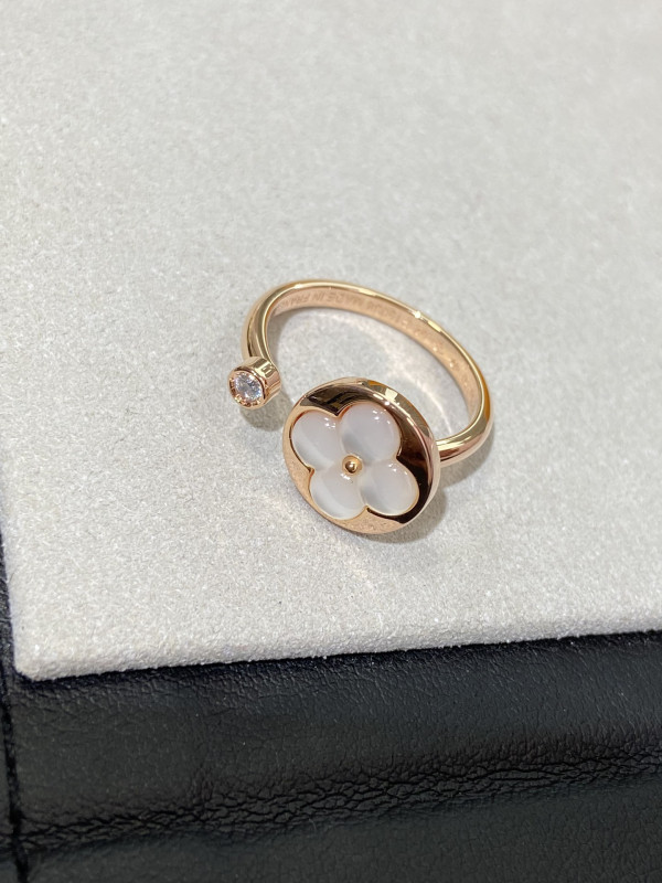 l**is V*t*n earrings