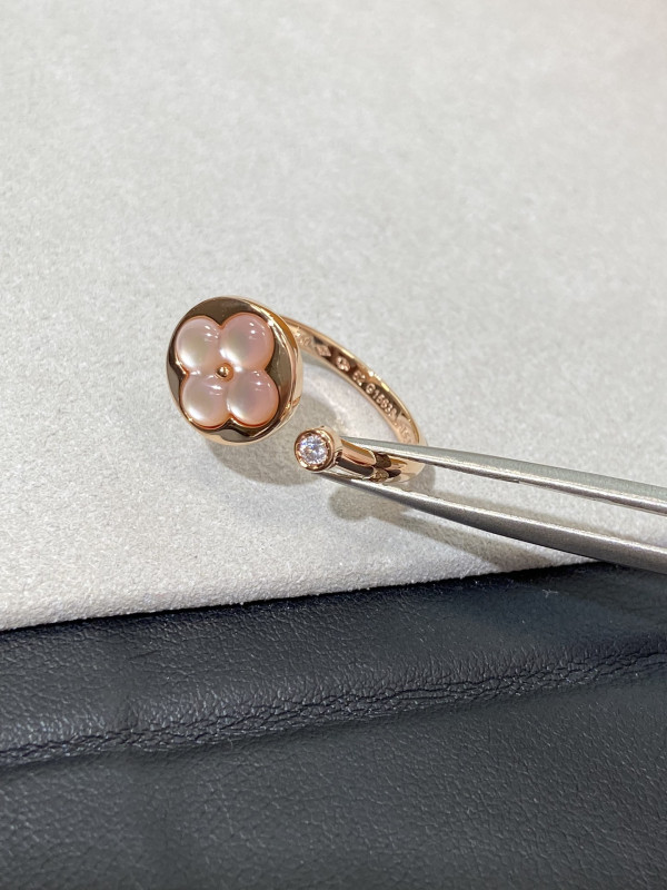 l**is V*t*n earrings