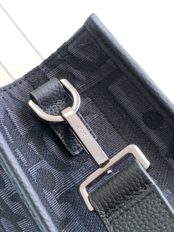 D*or east-west tote bag