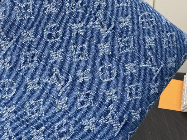 l**is V*t*n coussin pm