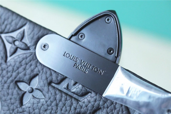 l**is V*t*n s-cape messenger