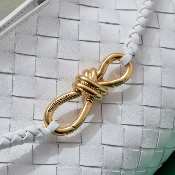 Bo*te*ga ve*ne*ta small east/west andiamo