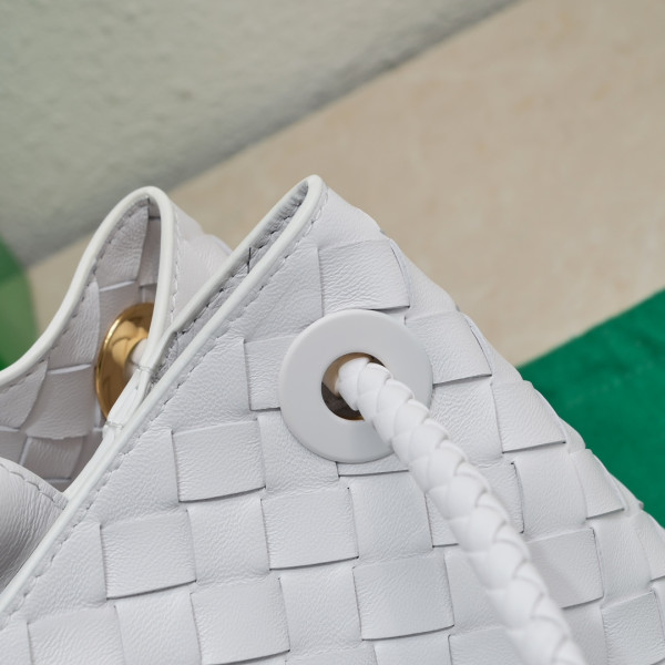 Bo*te*ga ve*ne*ta small east/west andiamo