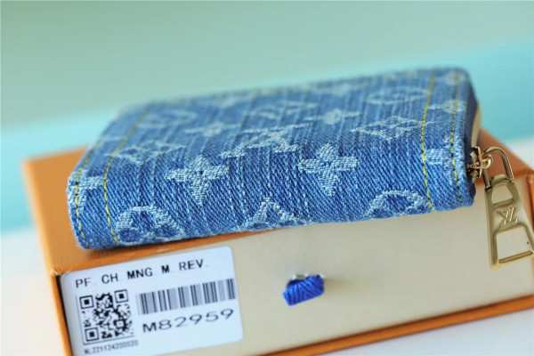 l**is V*t*n zippy coin purse