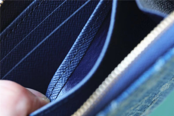 l**is V*t*n zippy coin purse