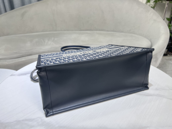 D*or oblique book tote-41×35×18cm