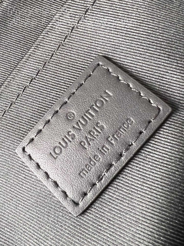 l**is V*t*n steamer wearable wallet-25*19*8cm