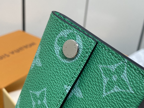 l**is V*t*n card holder necklace-7.6*10*0.5cm