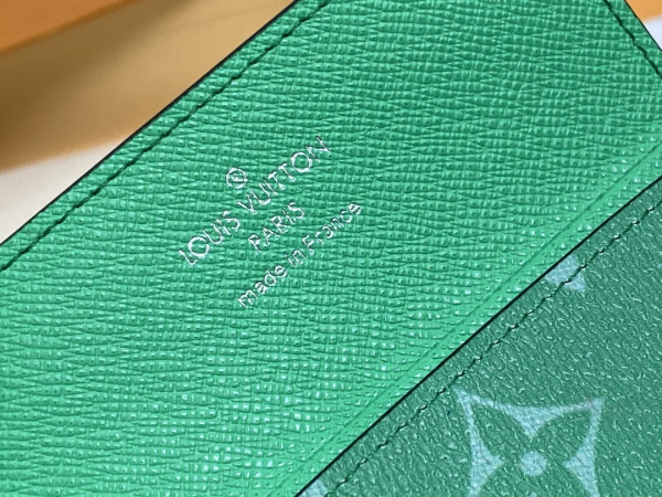 l**is V*t*n card holder necklace-7.6*10*0.5cm