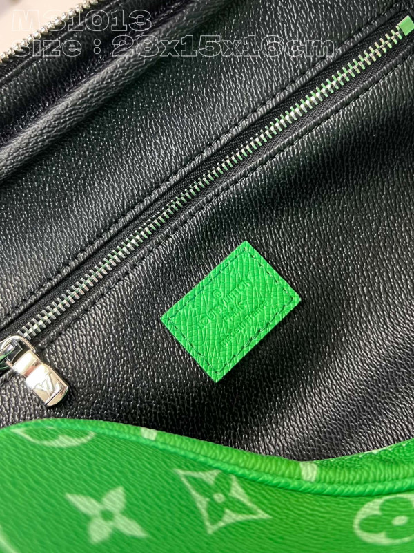 l**is V*t*n dopp kit -28*15*16.5cm