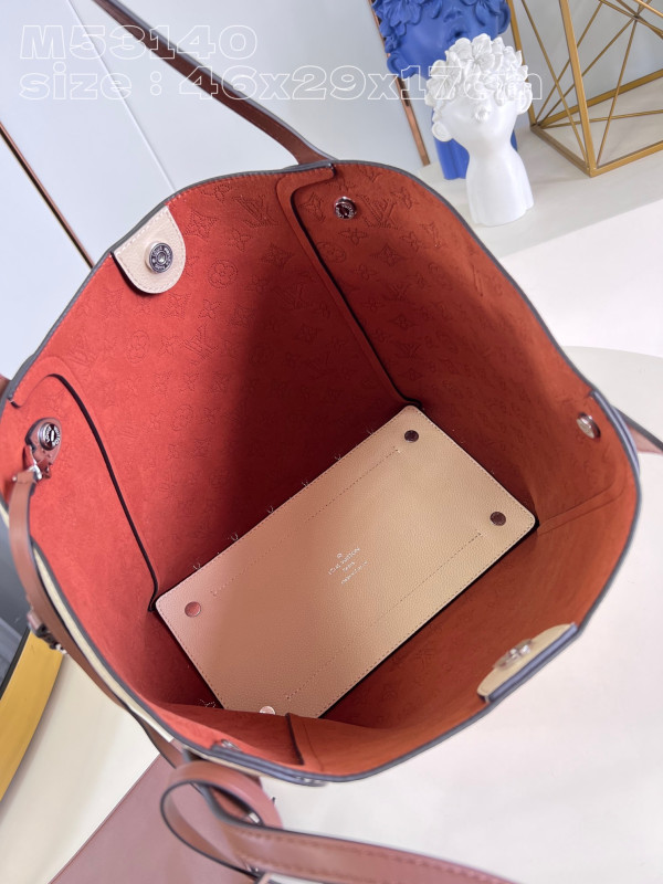 l**is V*t*n hina-46 x 29.5 x 17cm