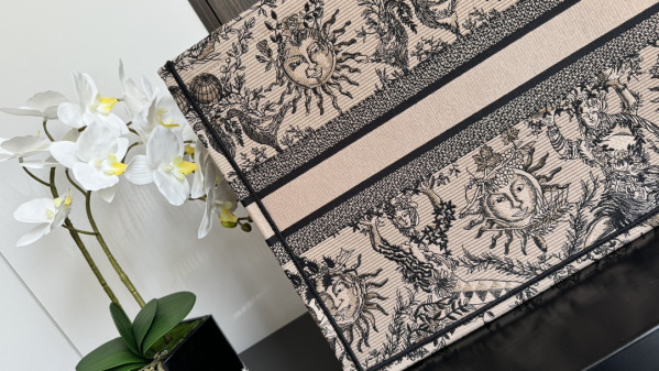 large D*or book tote-42*35*18.5cm