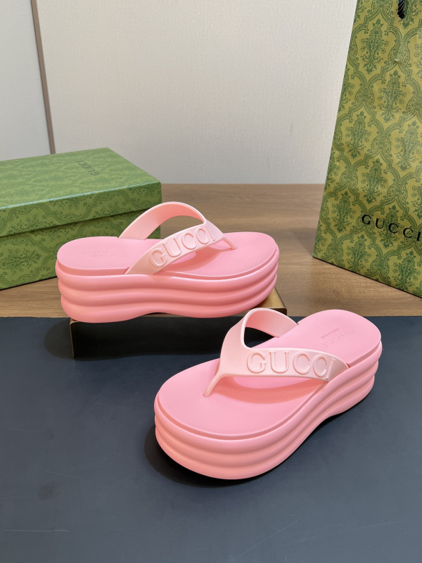 G*u*i slide sandals