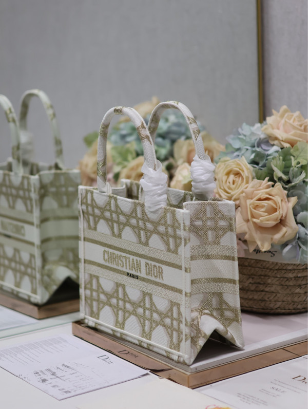 small D*or book tote-26.5*21*14cm