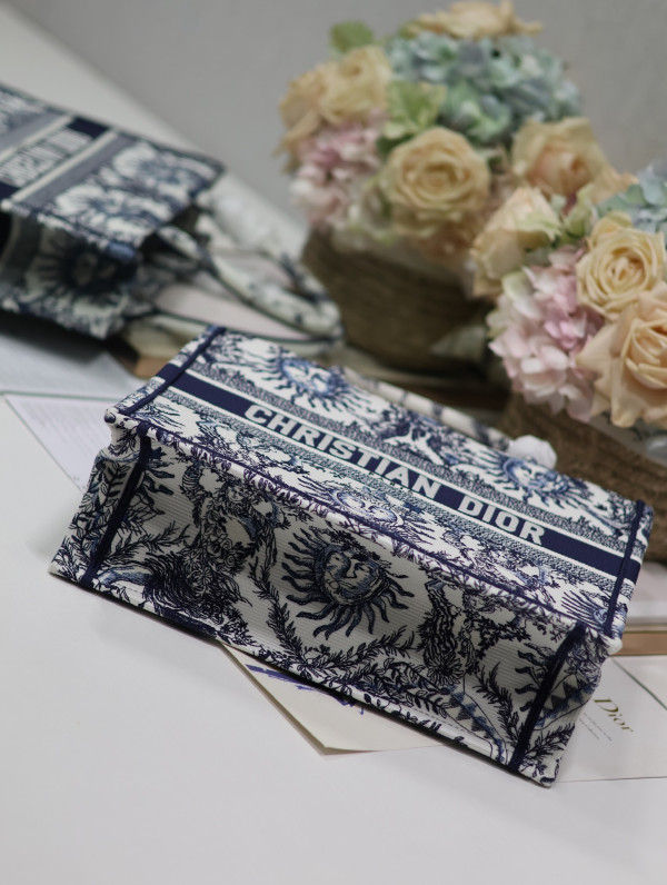 medium D*or book tote-36*18*28cm