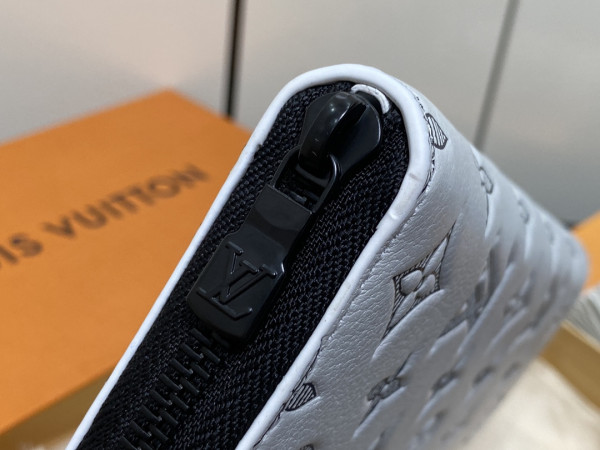 l**is V*t*n zippy wallet-10*20*2 cm