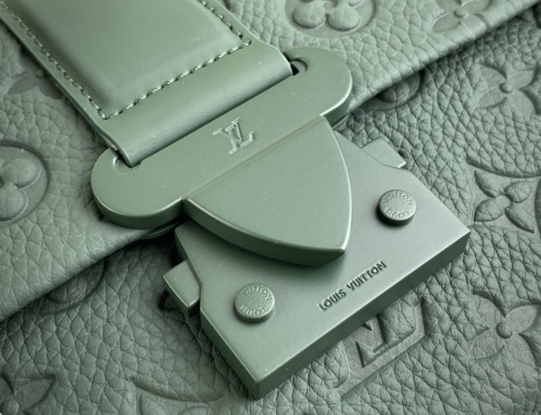 l**is V*t*n s-cape messenger-28*16*10cm