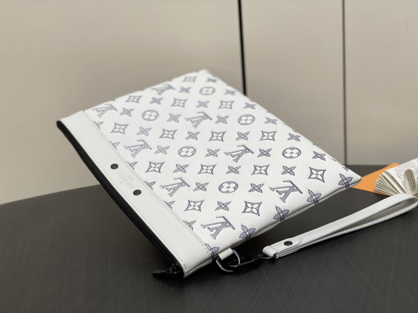 l**is V*t*n pochette to-go-30*21.5*2cm