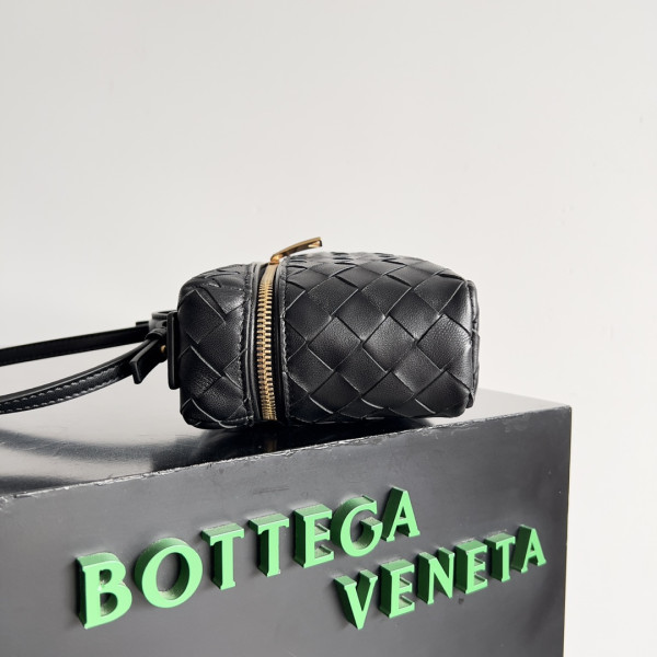 Bo*te*ga ve*ne*ta vanity case crossbody bag
