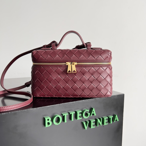 Bo*te*ga ve*ne*ta vanity case crossbody bag