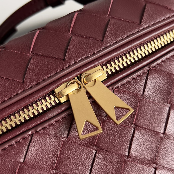 Bo*te*ga ve*ne*ta vanity case crossbody bag